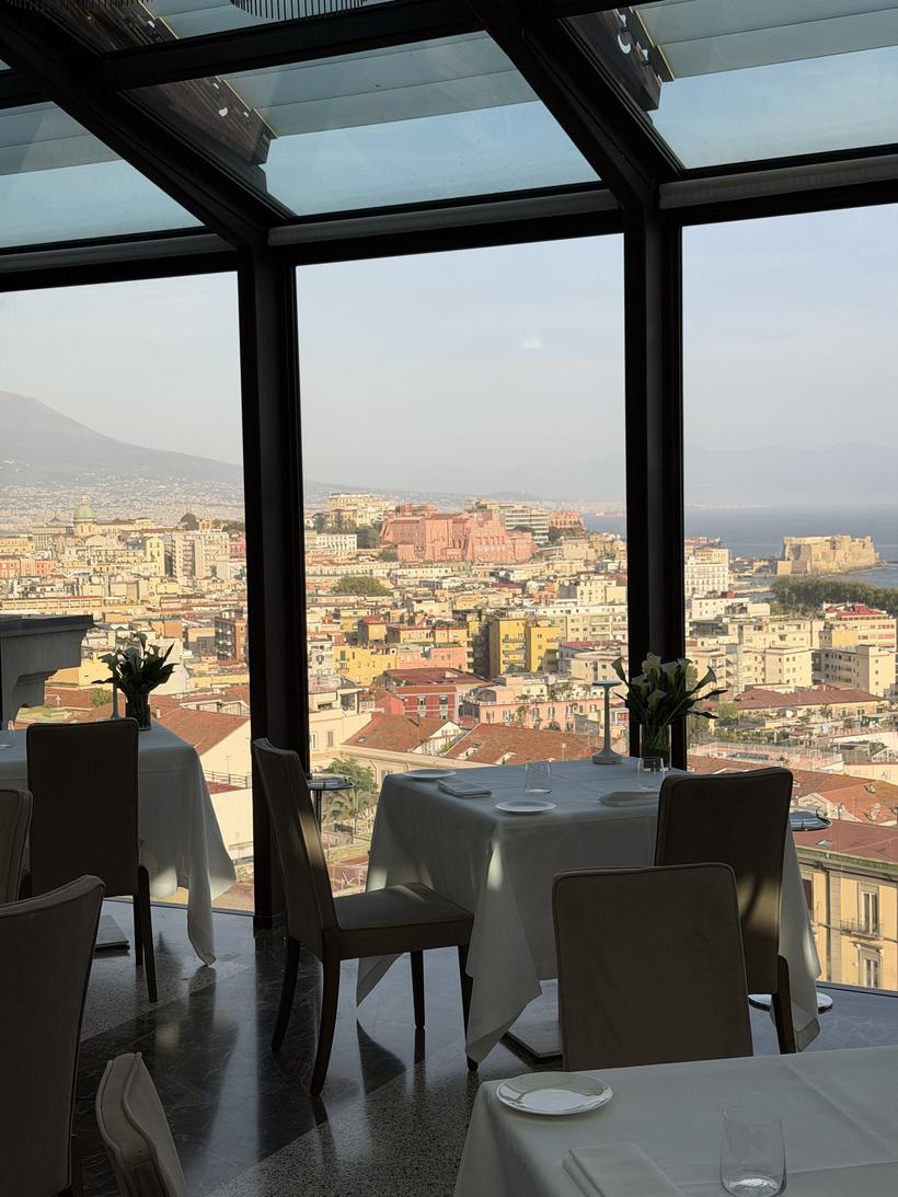 La sala ristorante fotografata col telefono